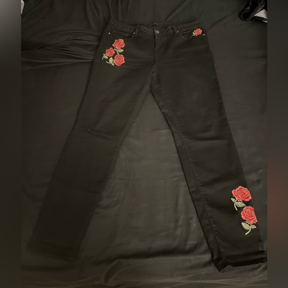 COPY - Junior’s Silver Crush jeans with embroidered roses in size 13/14